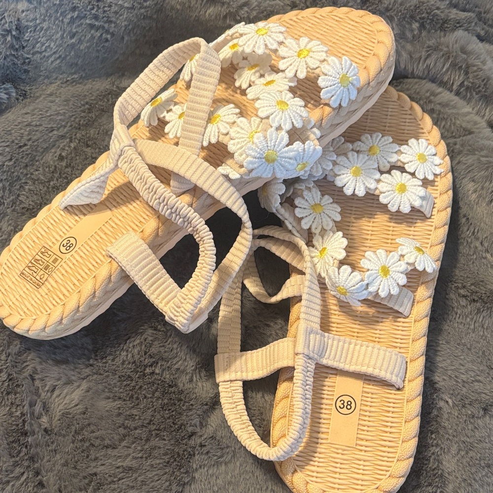 Source Unknown Cream Daisy Floral Flat Sandals